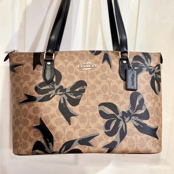 Coach Handbags - NWT Coach Gallery Tote Bag In Signature Canvas With Bow Print CZ174